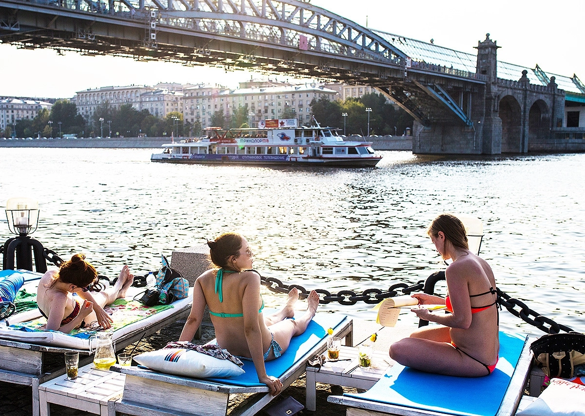 Можно ли загорать в москве. Парк горького девушки загорают. Москвички в жару. Можно ли загорать в москве. Аномальная жара в москве.