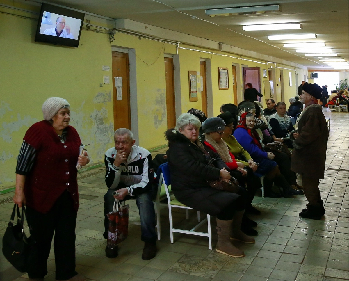Видео бабушка в поликлинике. Пенсионеры в очереди. Пенсионеры в поликлинике. Бабки в очереди в поликлинике. Очередь из пенсионеров.
