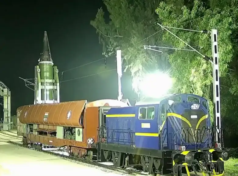 Железнодорожная пусковая установка перед запуском. 