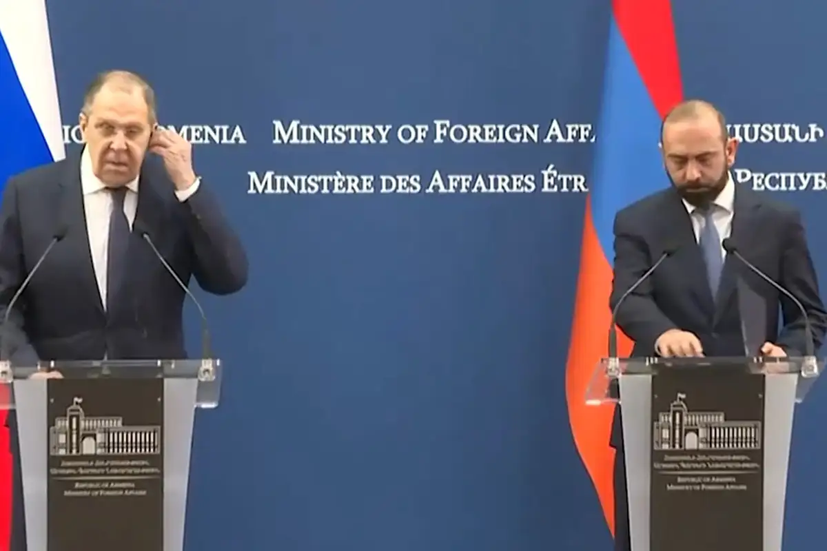 Сергей Лавров во время пресс-конференции в Ереване. 