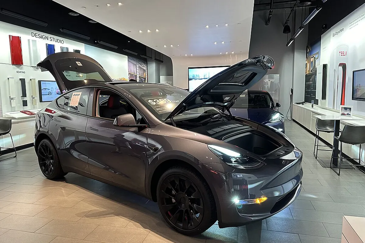 Автомобиль Tesla.