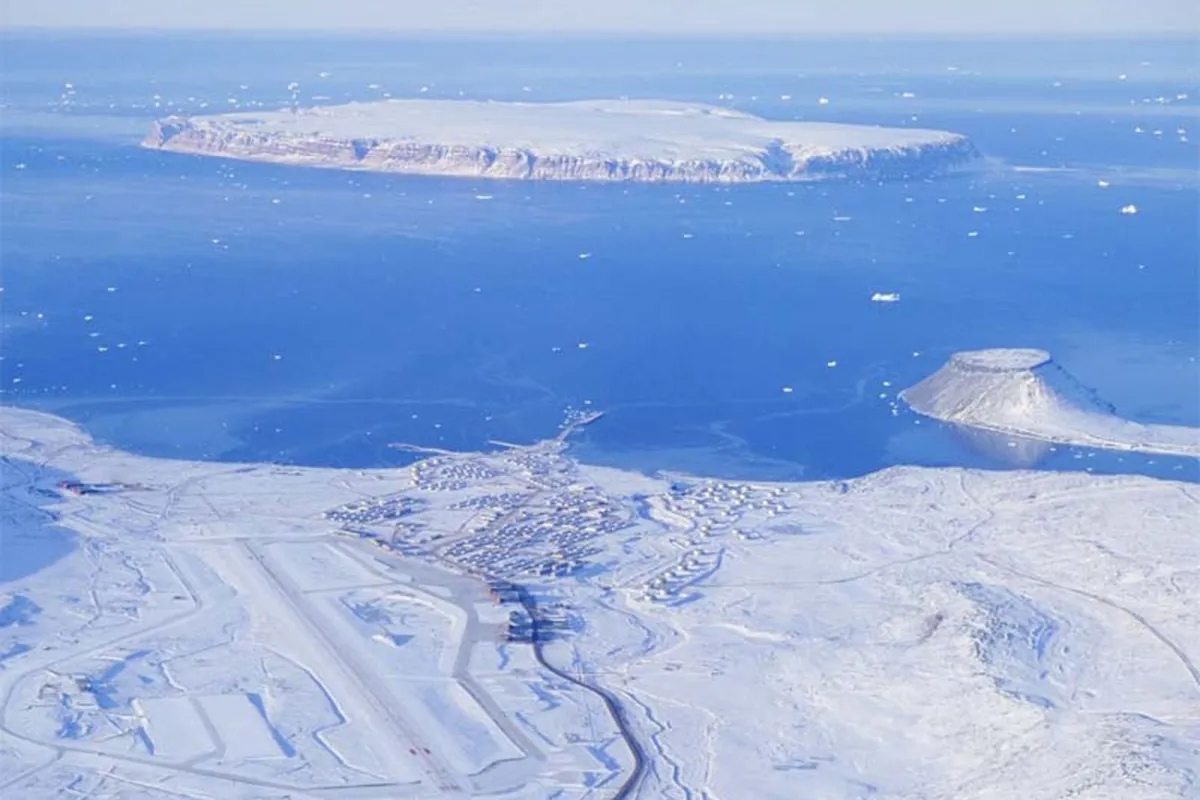 Вид на американскую базу Питуффик с воздуха. 