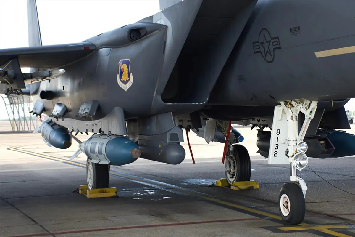 Бомбы GBU-31/B Joint Direct Attack Munition, загруженные на истребитель F15-E Strike Eagle в рамках испытаний Qucksink
