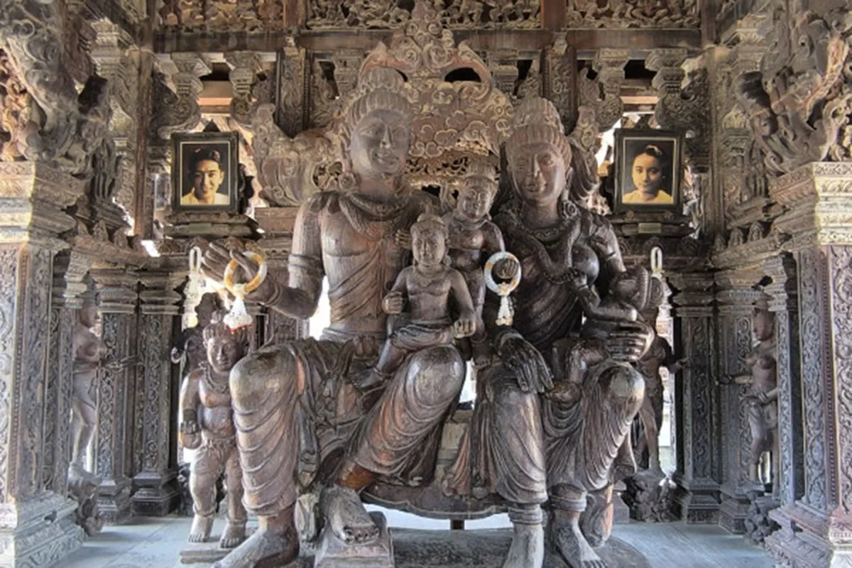 Вот, кстати, главная деревянная скульптура храма. Установлена на одном из входов. Счастливое семейство в сборе. Ячейка общества, основа основ.