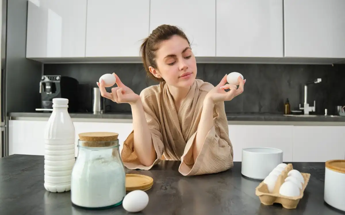 Девушка собирается готовить.