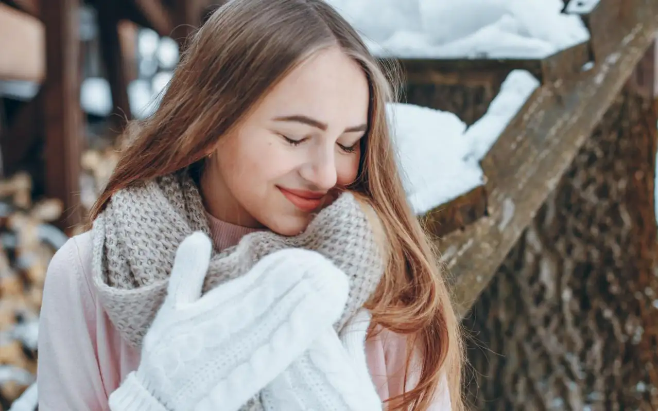 Девушка на улице зимой.