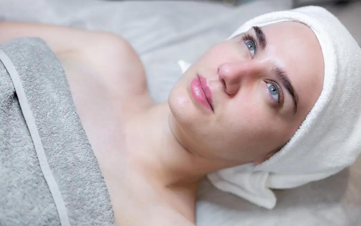 Девушка у косметолога.