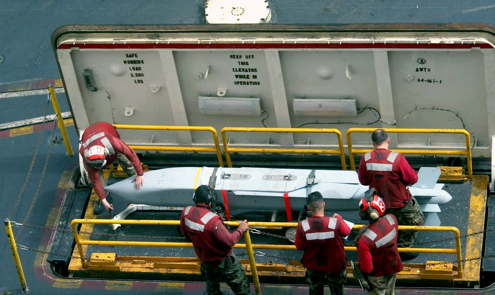 AGM-154 поднимается на палубу авианосца. AGM-154 поднимается на палубу авианосца.