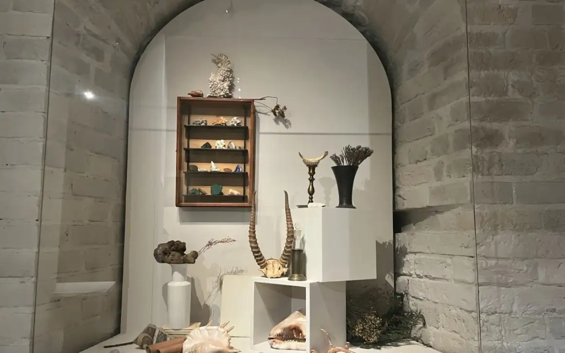 Фрагмент экспозиции выставки «Равновесие неравного» Дмитрия Краснопевцева в ЦСИ AZ/ART.