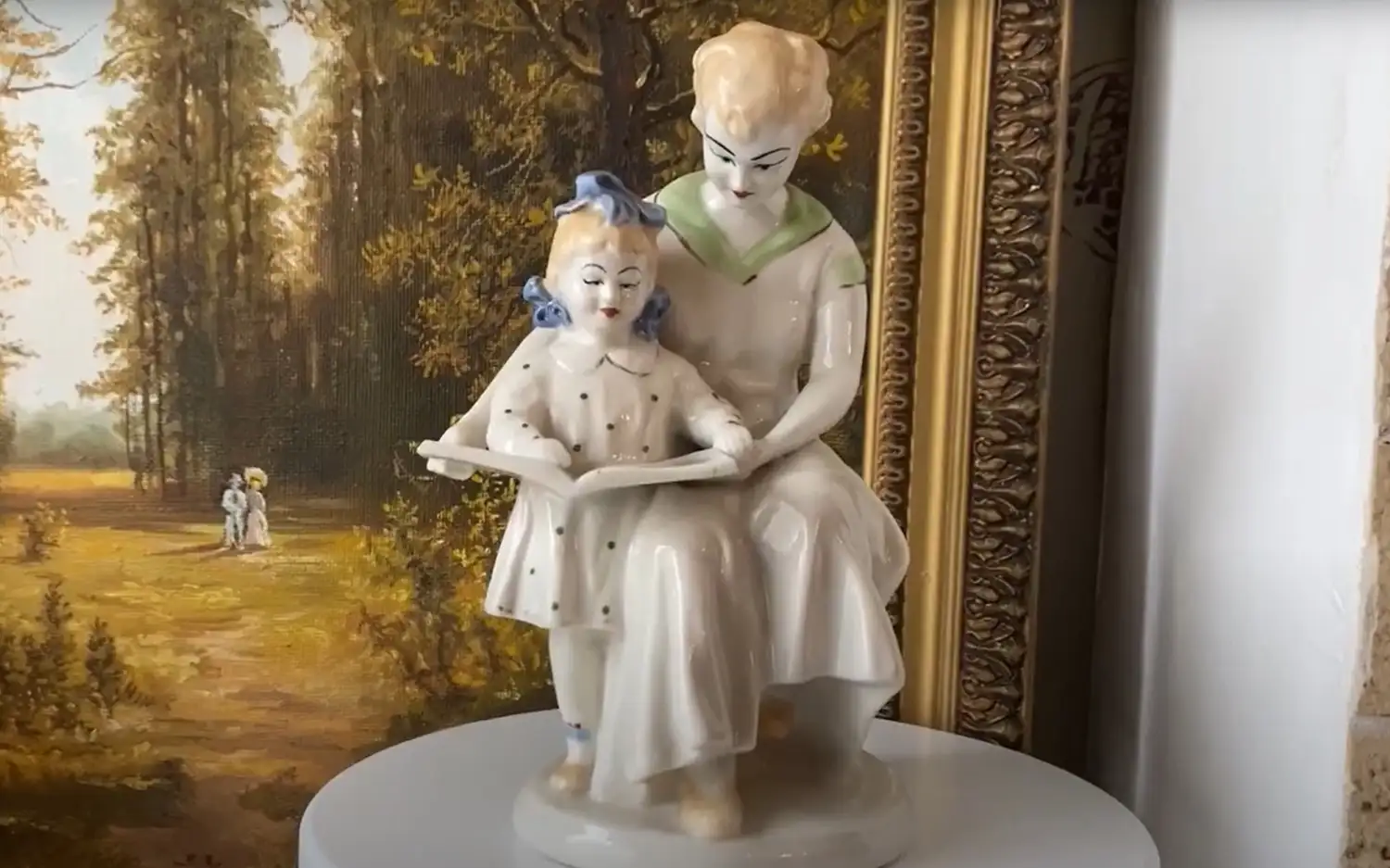 Мама и дочка читают книгу.