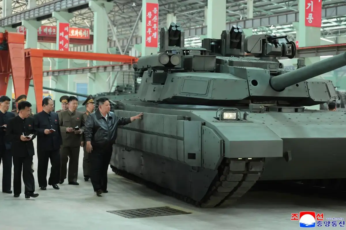 Ким Чен Ын рядом с танком Cheonma-3. 