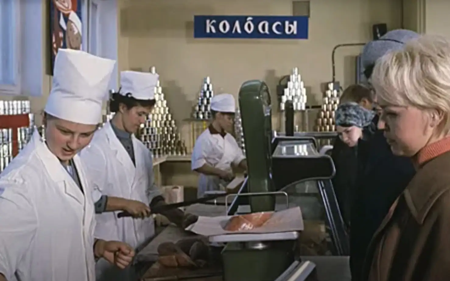 В магазине.