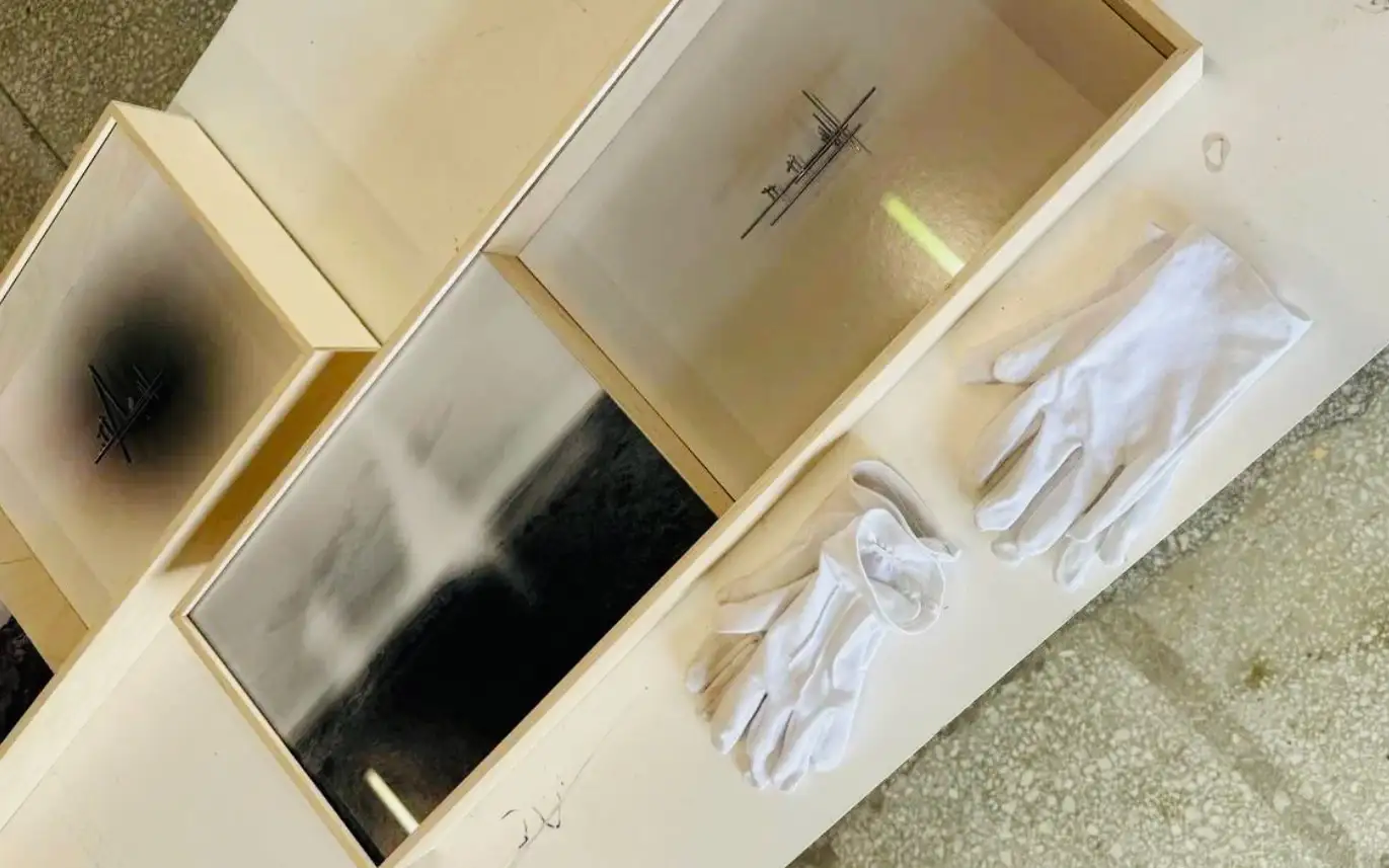 Монтаж работ Димы Филиппова из серии «Обращение» в Выксе и в Культурном центре «Волна».