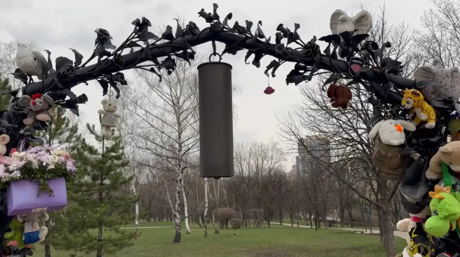 Аллея ангелов. Мемориал погибшим детям Донбасса,официально более 150 погибших детей. В альтернативных источниках фигурирует цифра более 500, г. Донецк