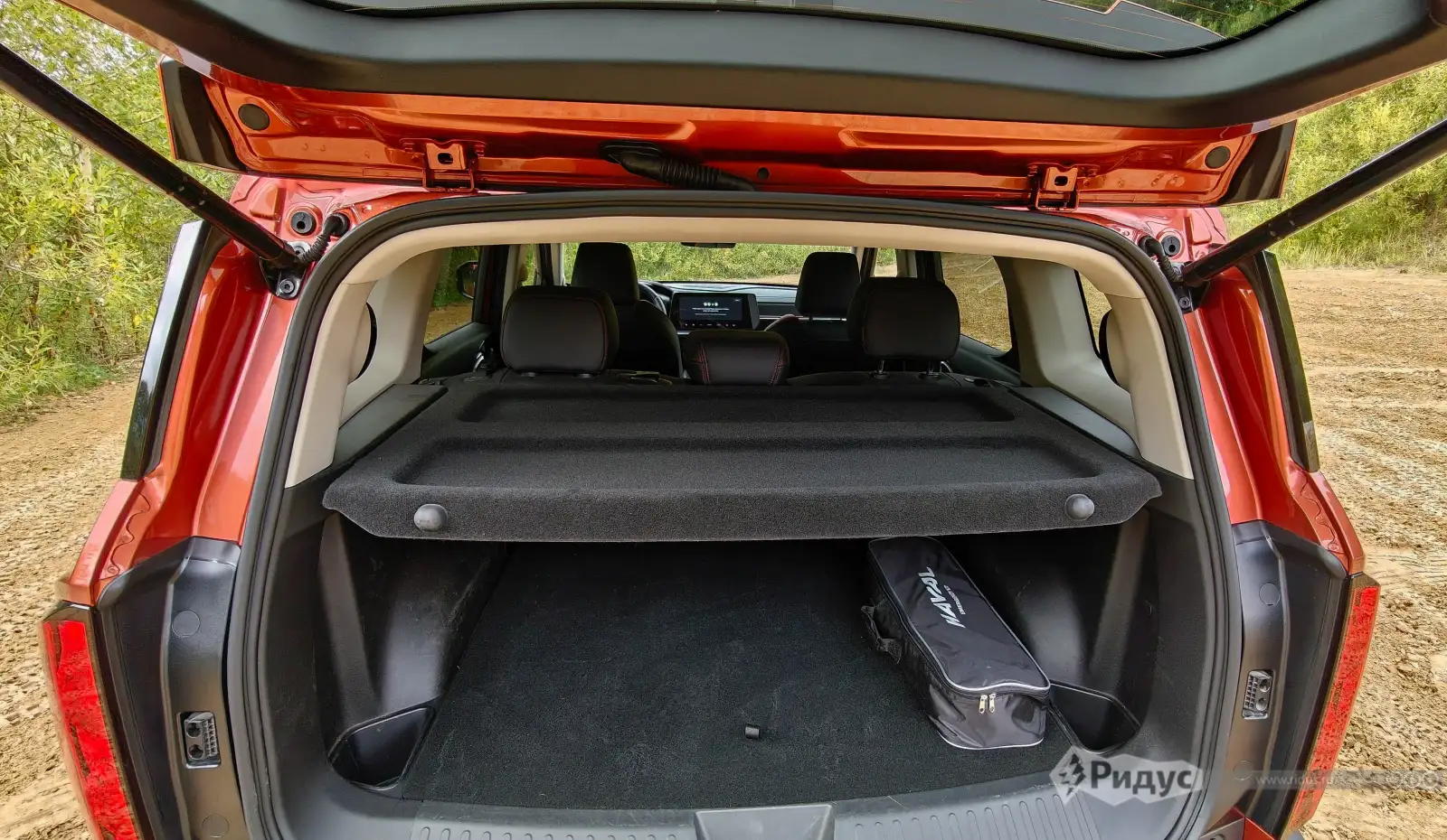 HAVAL H3, багажник в базовом состоянии с не складывающейся полкой. 
