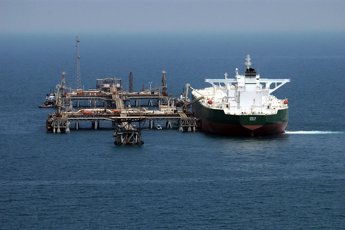 Загрузка нефти в танкер Загрузка нефти в танкер