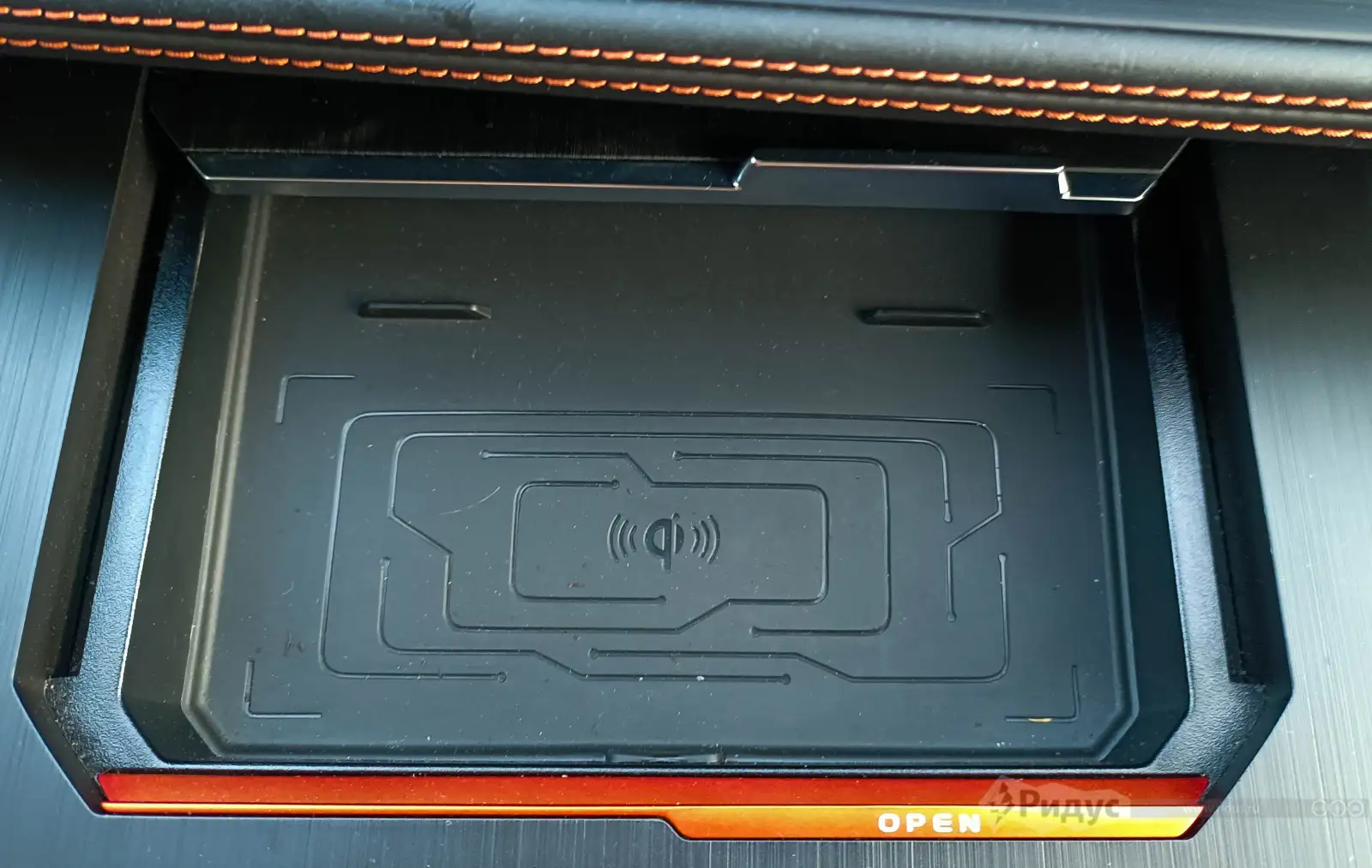 Changan UNI-K, отсек для зарядки смартфона.  