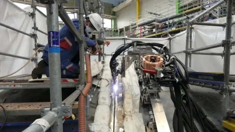 Работы по сварке кожуха реактора. 