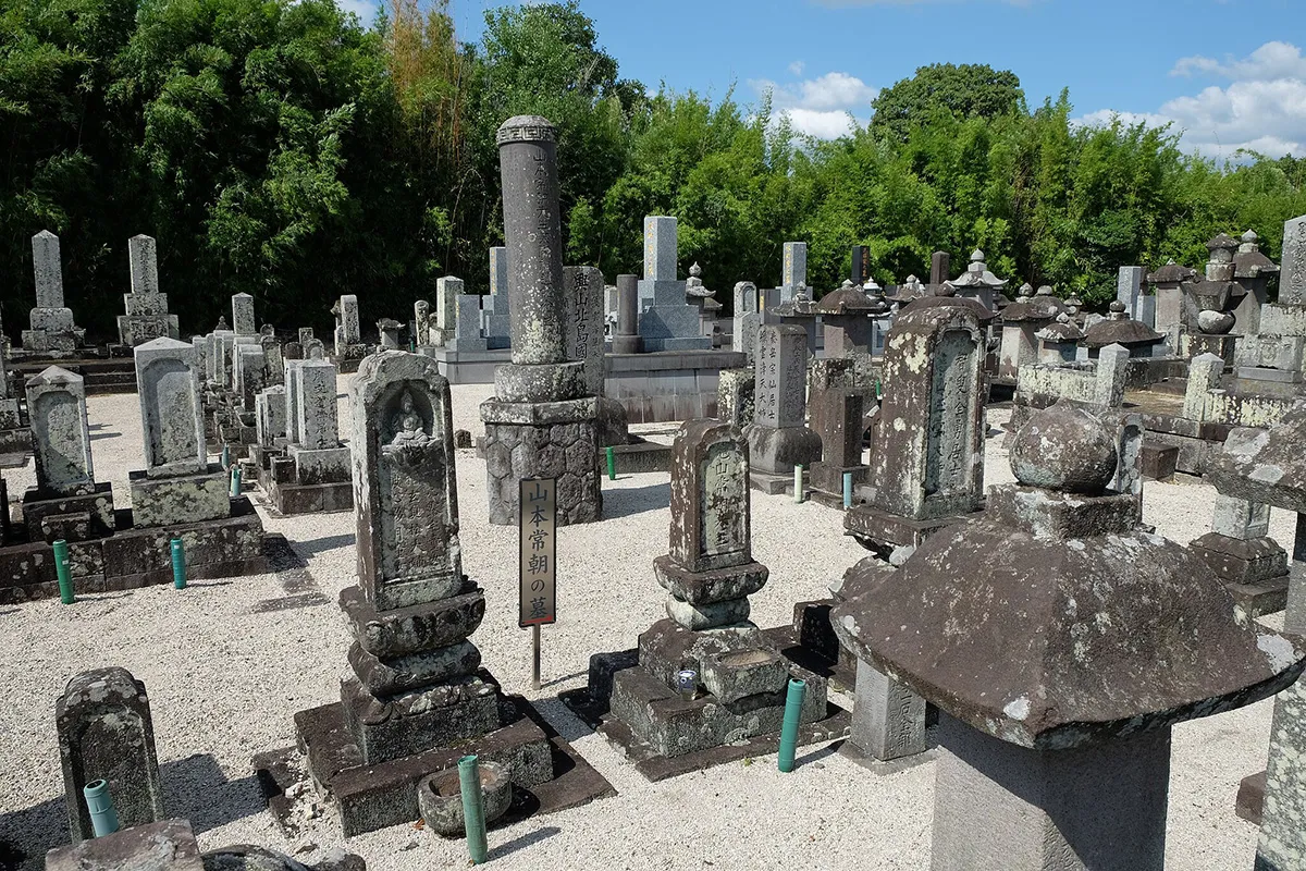 Могила Ямамото Цунэтомо в храме Рюун-дзи в городе Сага