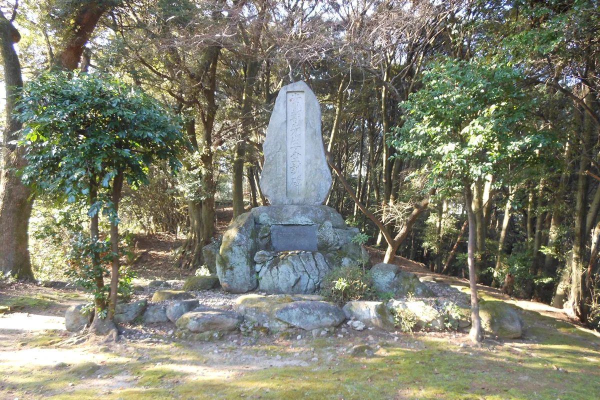 Место происхождения и каменный памятник «Хагакурэ», урока самурайских знаний Ямамото Тунетомо