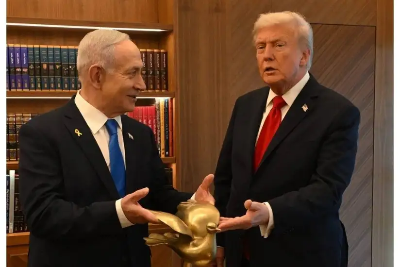 Подаренный Нетаньяху Трампу золотой голубь. 