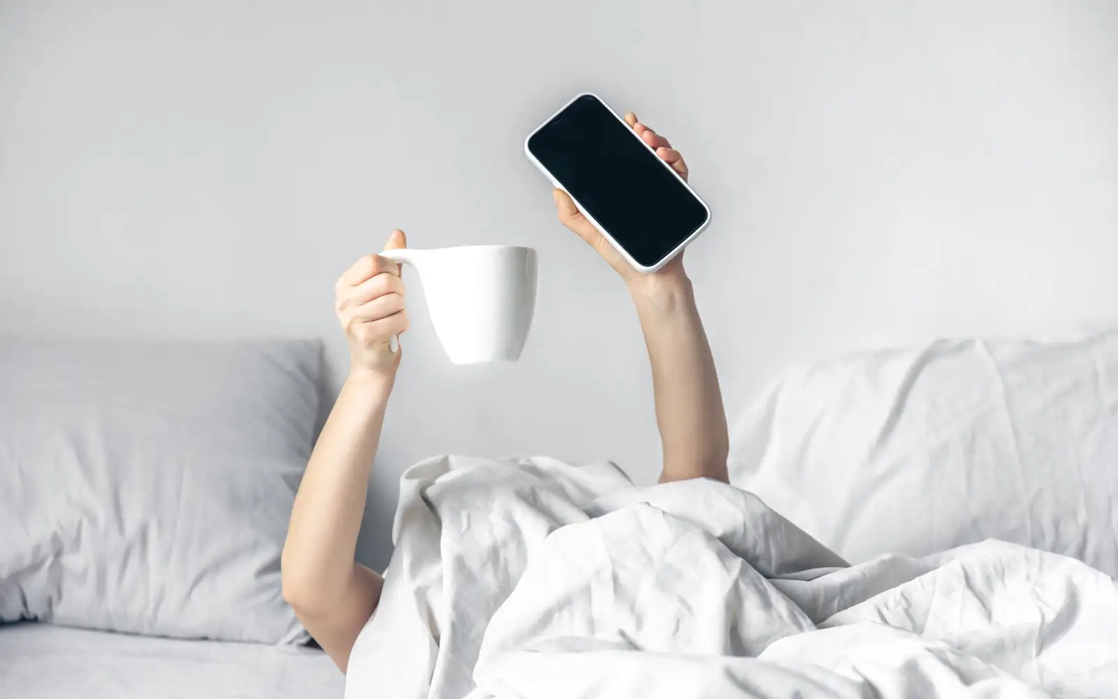 Телефон и кофе.