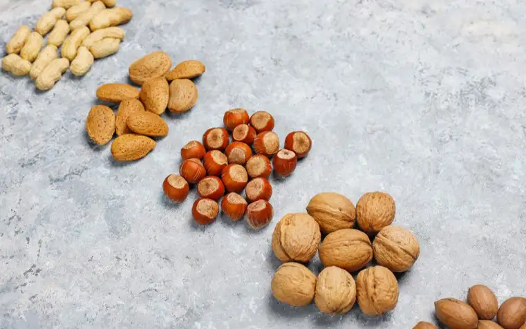 Орехи в скорлупе.