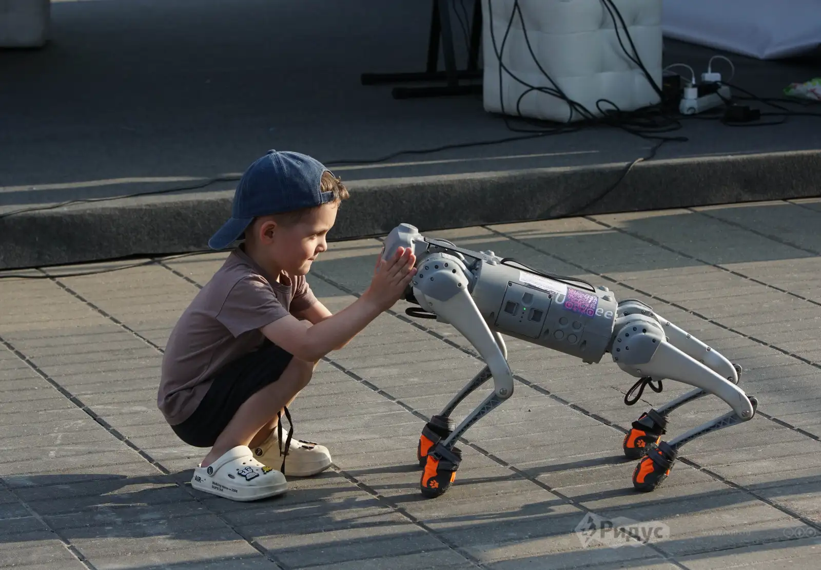 TUNING SHOW 2025, мальчик с собакой.  