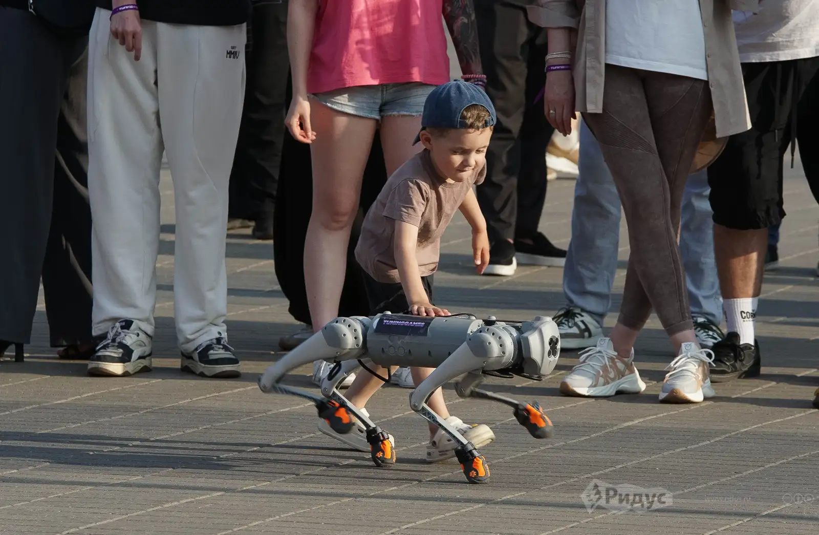 TUNING SHOW 2025, мальчик с собакой еще раз.  