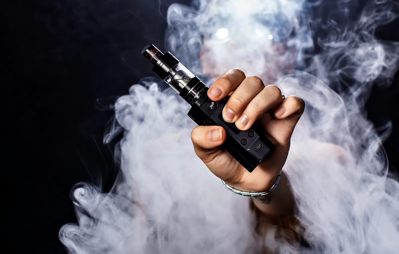 Вейпинг 2024. Вейпинг 2024. Девушка курит. Красивый вейп. Вейп дым.