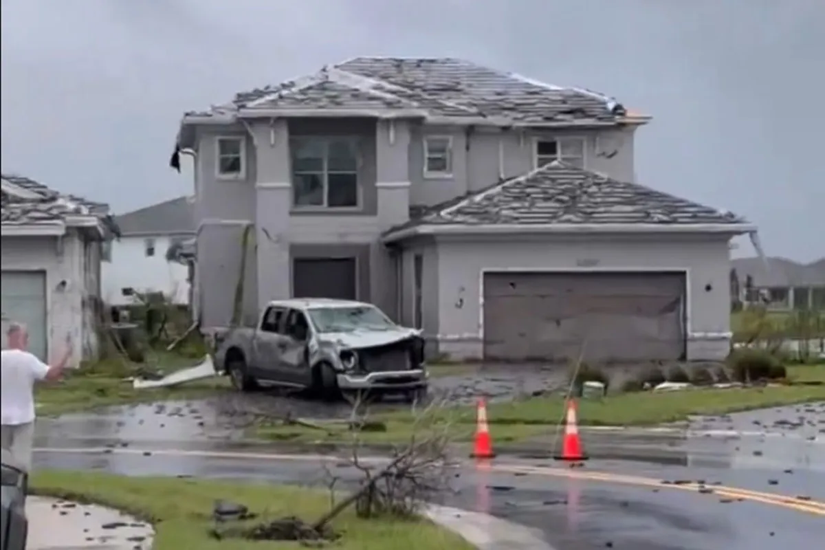 Разрушения в жилом районе Флориды