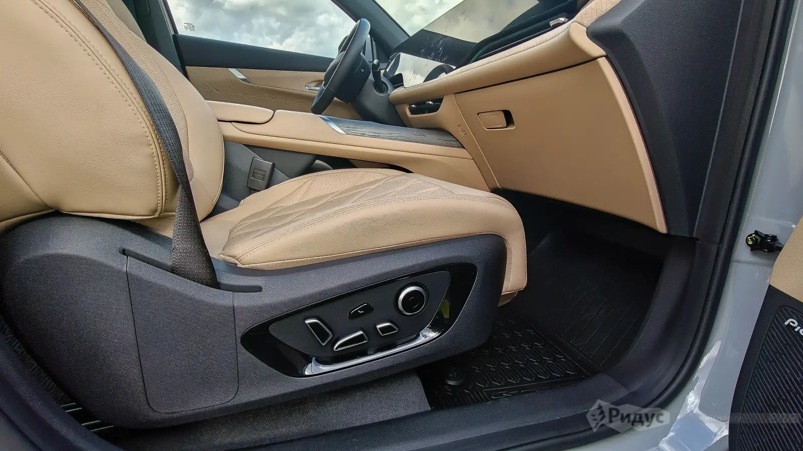 CS75 Plus NEW, ремень безопасности пропущен через сиденье. 