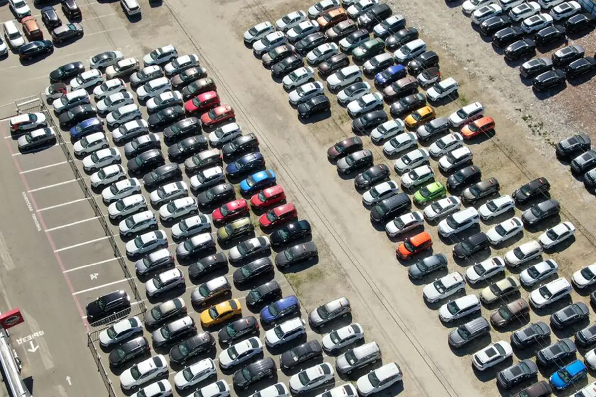 Вид с квадрокоптера на стоянку новых автомобилей столичных салонов. 