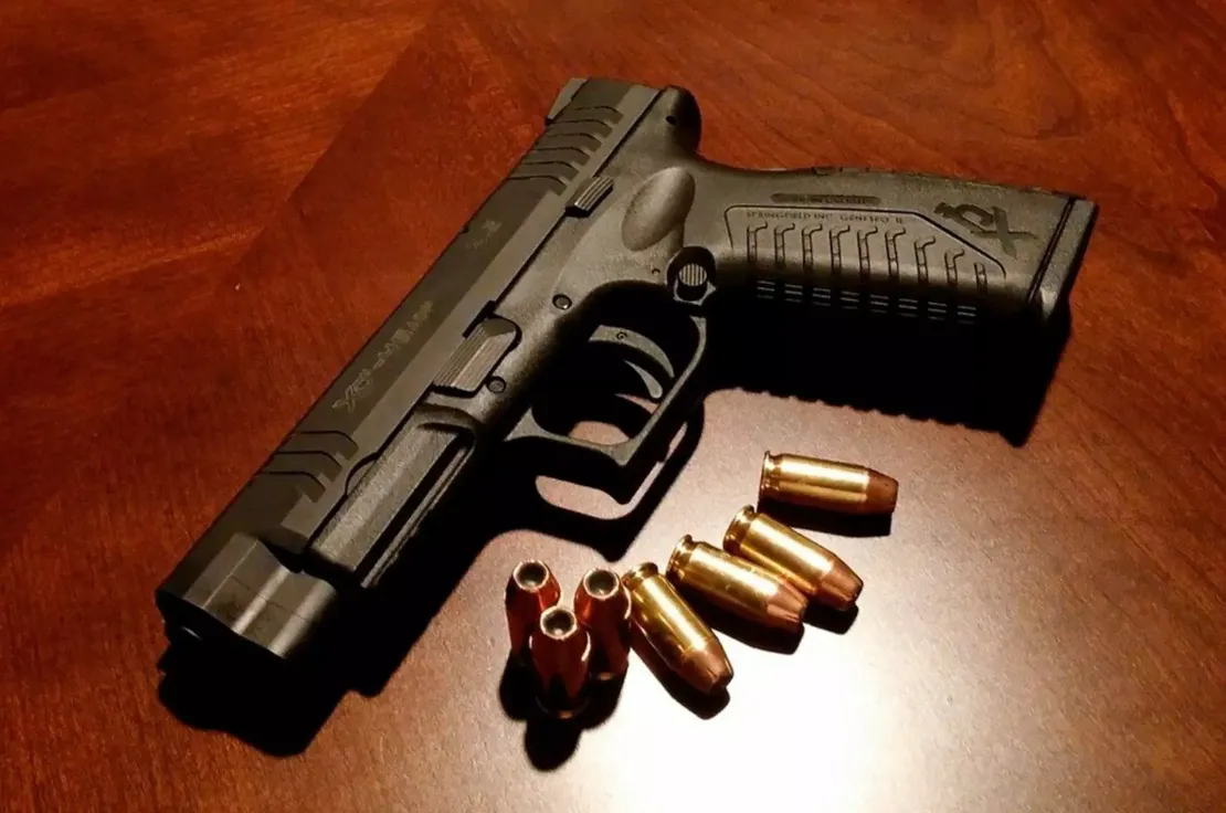 Пистолет с патронами. 