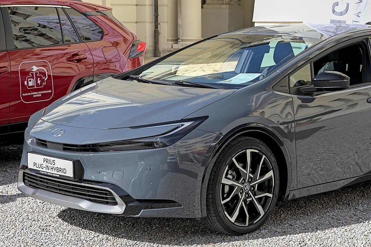 Toyota Prius - один из самых продаваемых гибридных автомобилей в мире