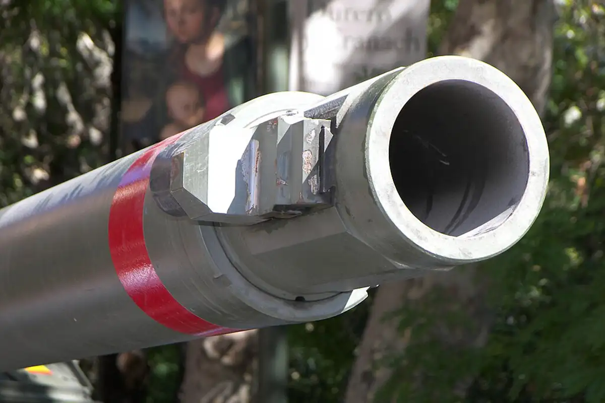 Rheinmetall 120mm орудие. Rheinmetall 120mm орудие.