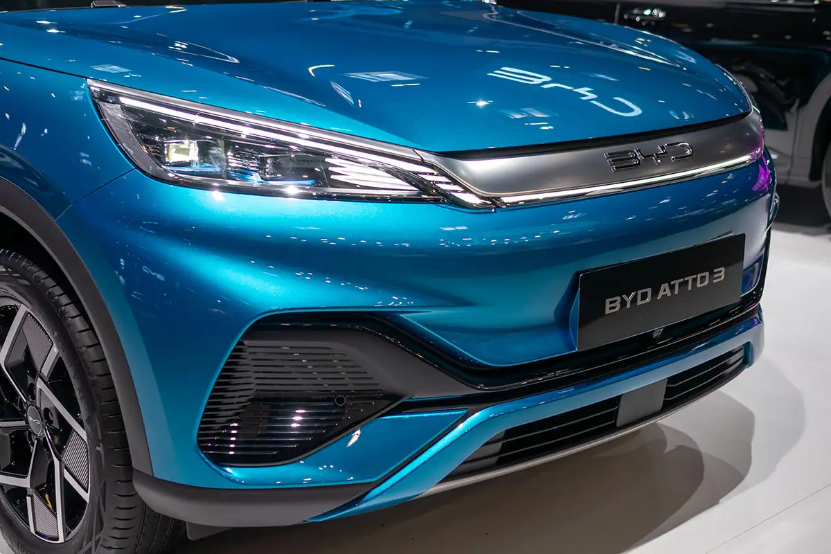 Автомобиль китайского производства марки BYD. 