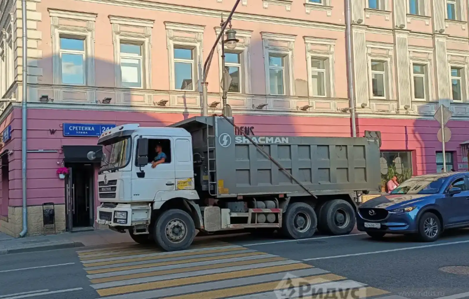 Китайский самосвал SHACMAN в центре Москвы. Китайский самосвал SHACMAN в центре Москвы.