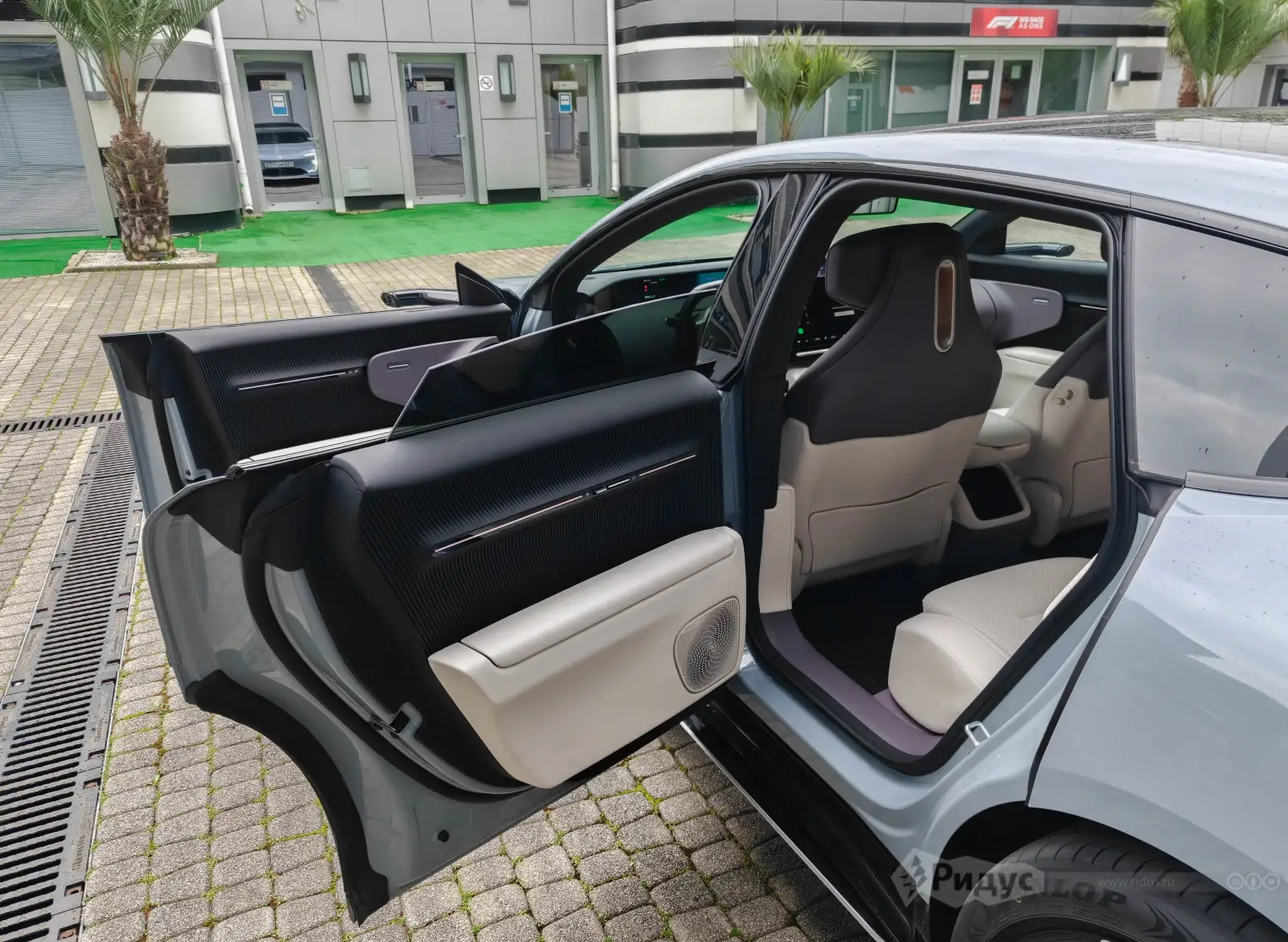 Дезрамочные двери и стекла с электроприводом AVATR 12.