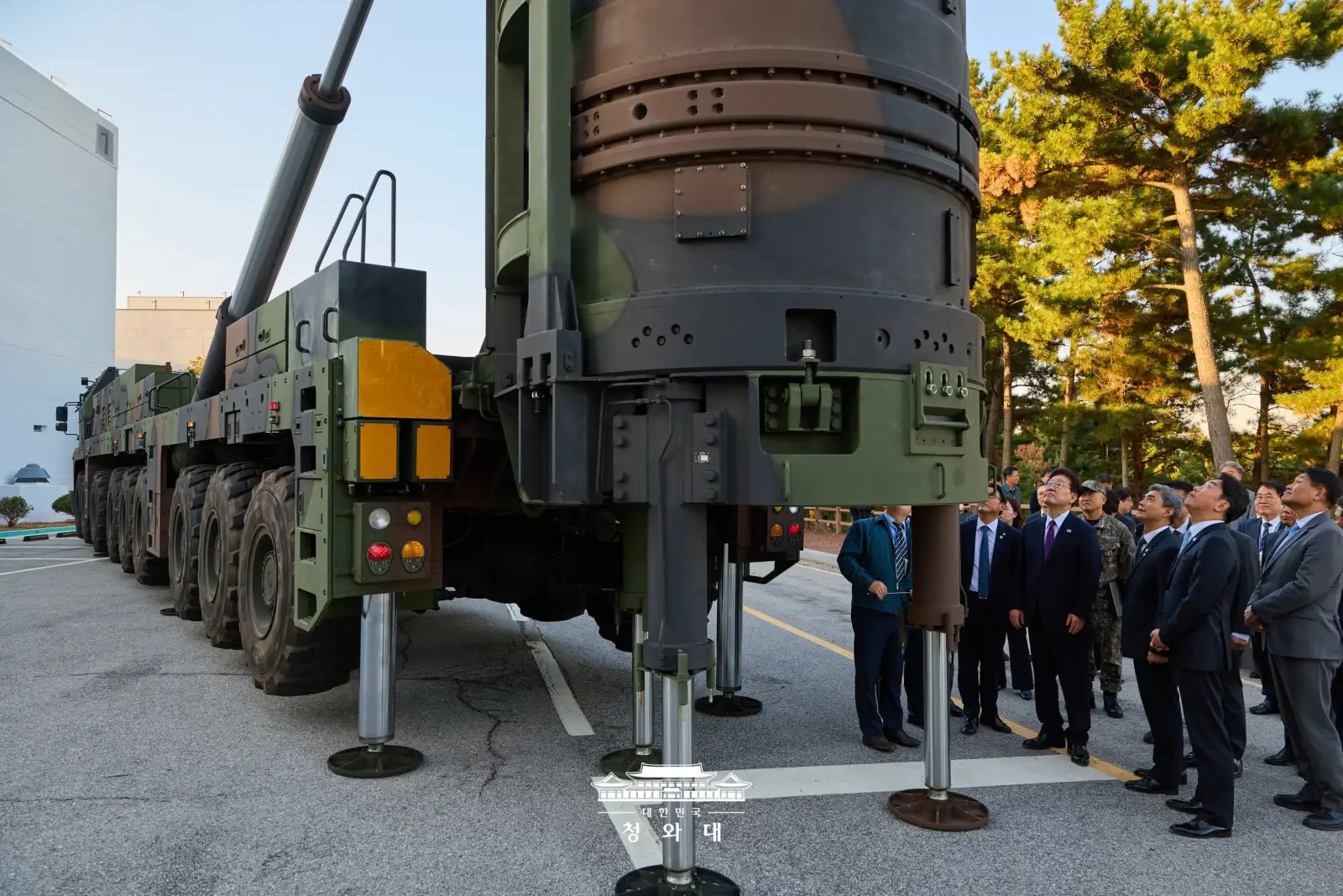 Президент Южной Кореи осматривает баллистическую ракету. 