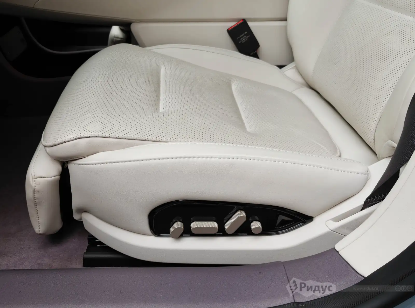 AVATR 12, салон, регулировка сидений на обычном месте.