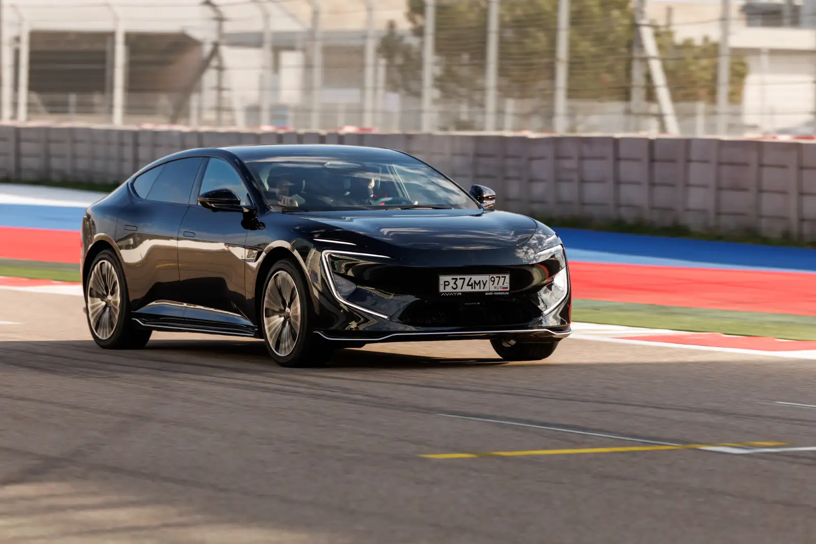 AVATR 12 на гоночном треке Сириус.  