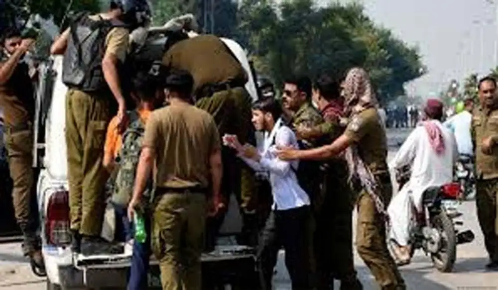 Пакистанские полицейские задерживают активистов запрещенной организации «Хизб-ут-Тахрир» после пятничной молитвы в Равалпинди. 
