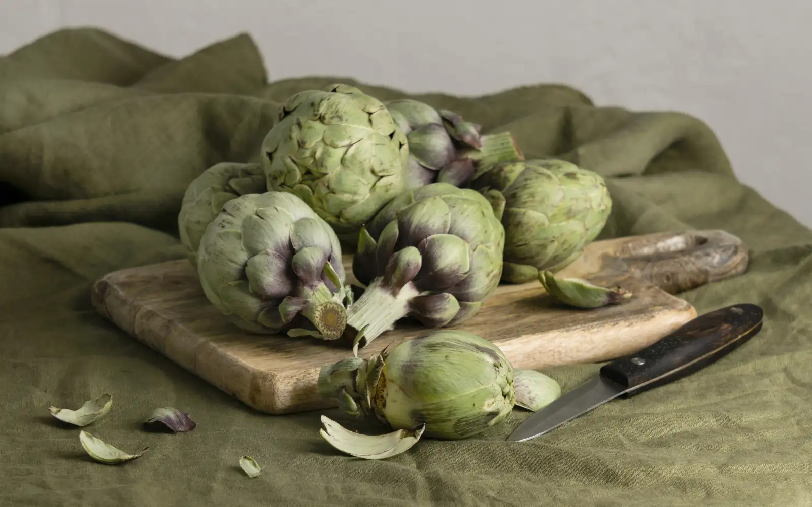 Спаржа, артишоки, яйца, уксус, руккола, голубые сыры, манго и копченая рыба. Почему эти продукты лучше не подавать к белому вину. 