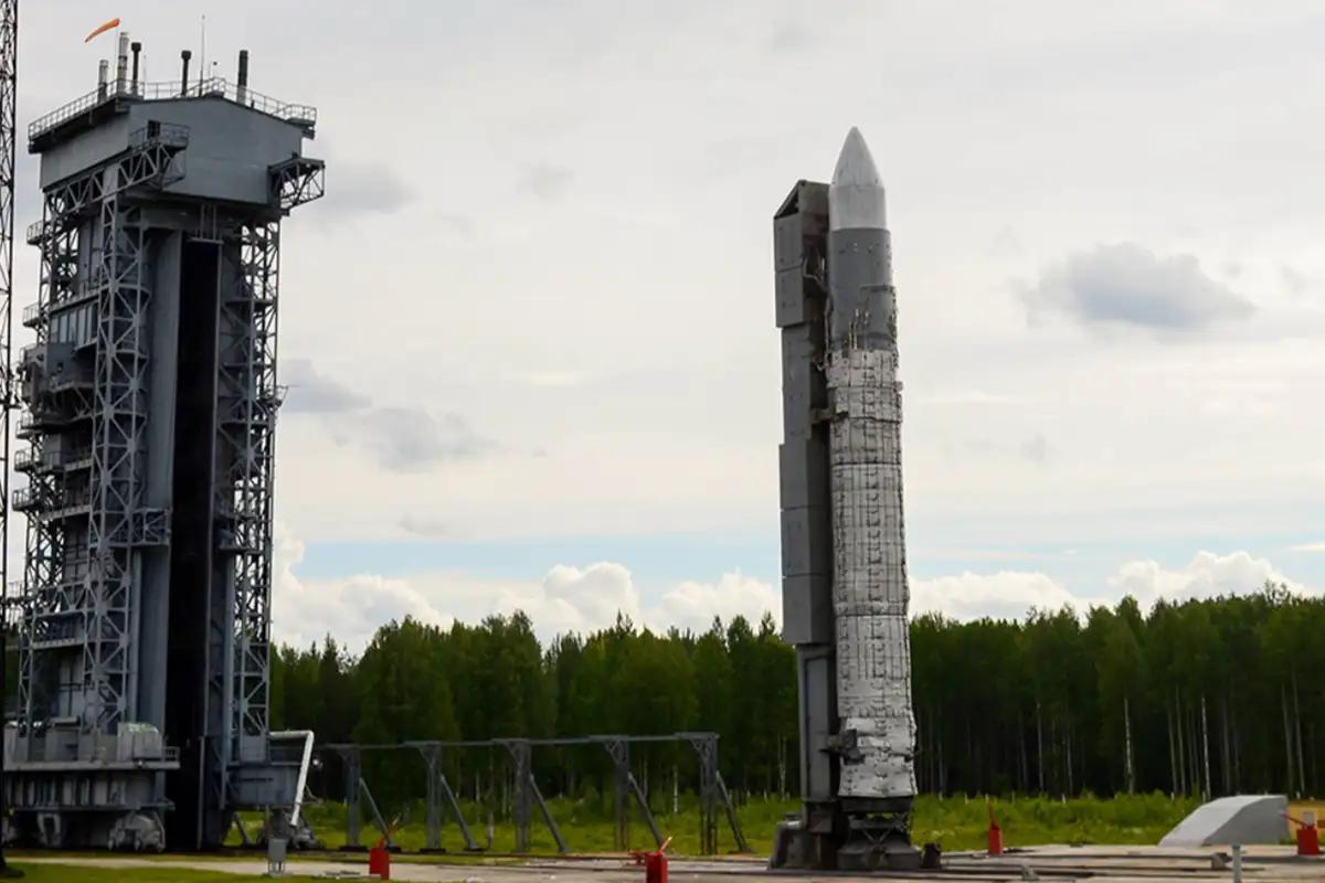 Подготовка ракеты Рокот к старту. 