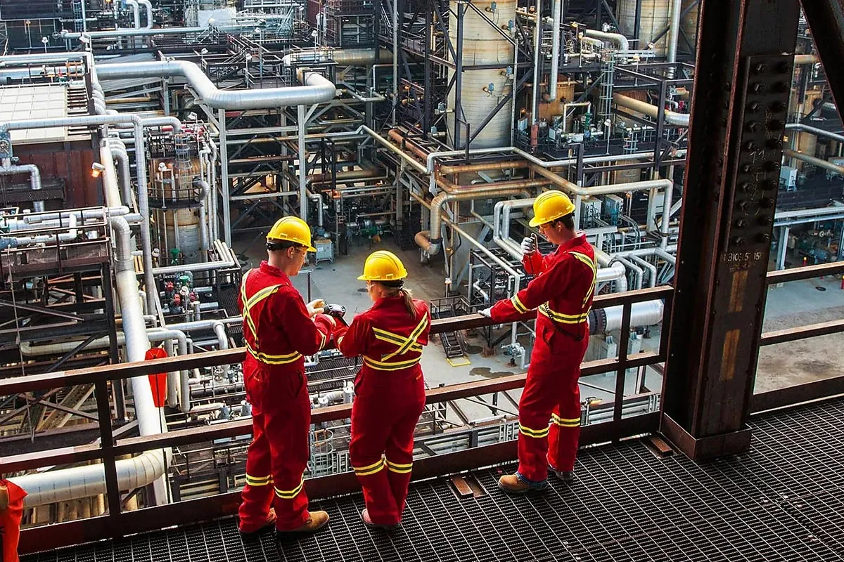 Нефтеперерабатывающий завод. Нефтеперерабатывающий завод.