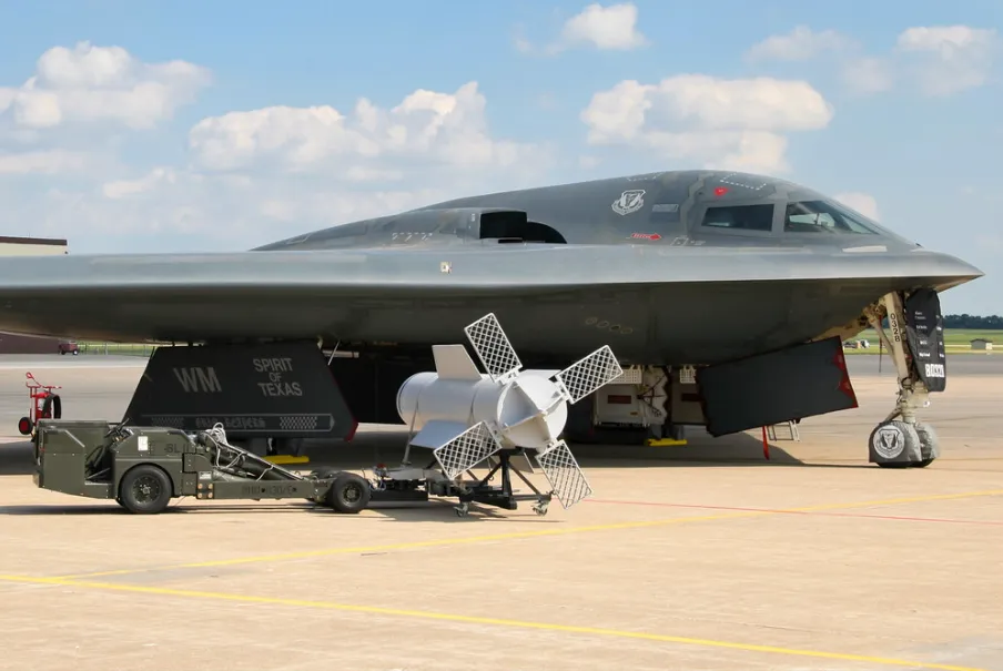 B-2 Spirit с бомбой. 