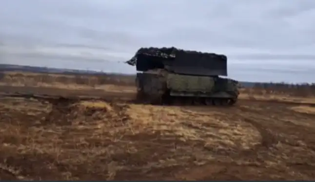 Захваченный Bradley с самодельной противодроновой защитой. Захваченный Bradley с самодельной противодроновой защитой.