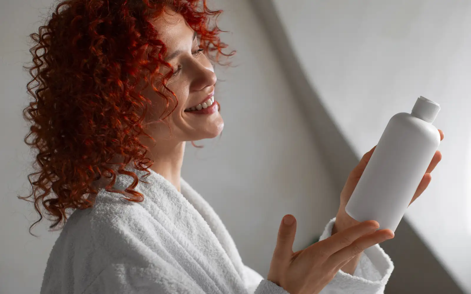 Девушка с маской для волос.