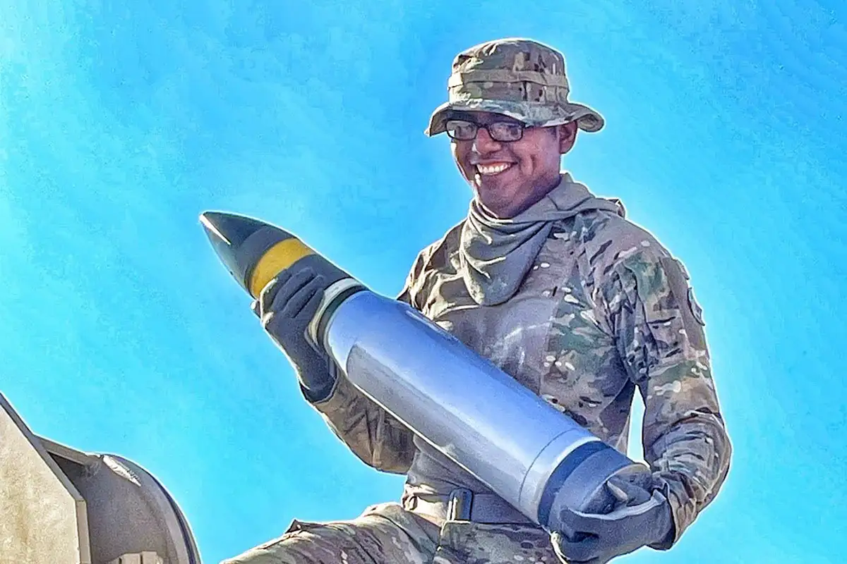 Американский военнослужащий со снарядом M1147. 